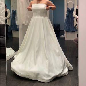 Brand new Lisa’s Bridal wedding dress, never worn is a size 12 and I’m 5’2